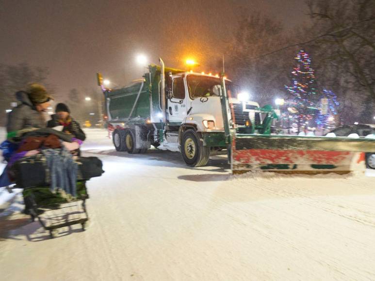 Muertos, apagones y vuelos cancelados: estragos de la tormenta de nieve en EE UU