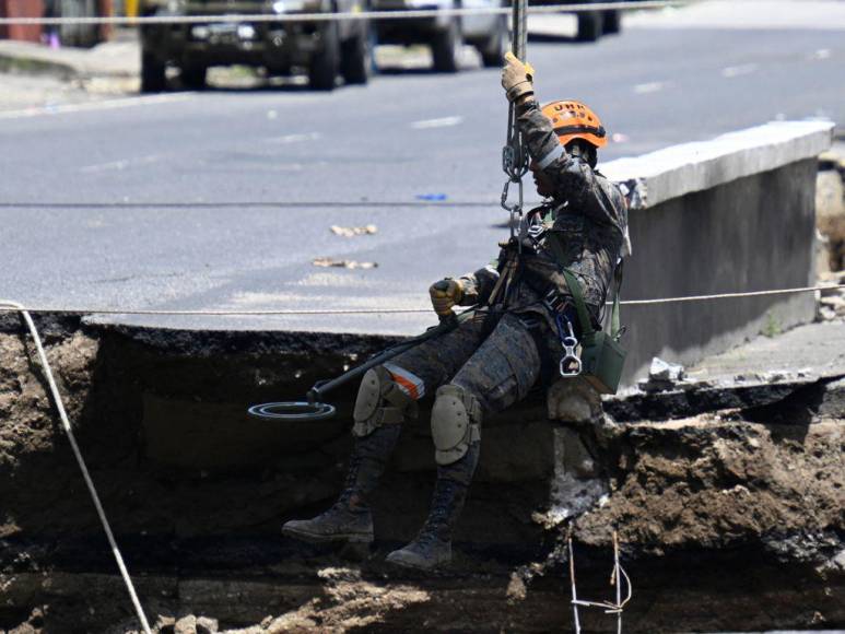 Familiares buscan en alcantarillas a mujeres desaparecidas: el drama tras socavones en Guatemala