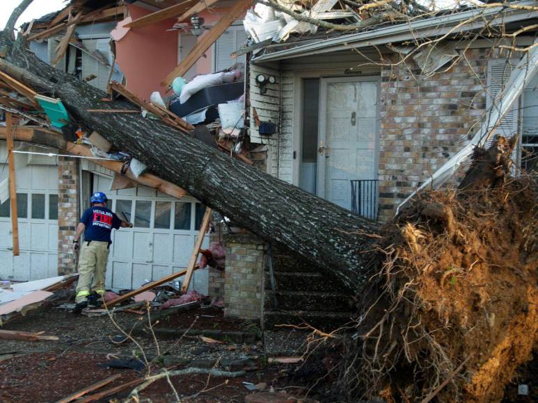 Las devastadoras imágenes del tornado que dejó varios muertos en Estados Unidos