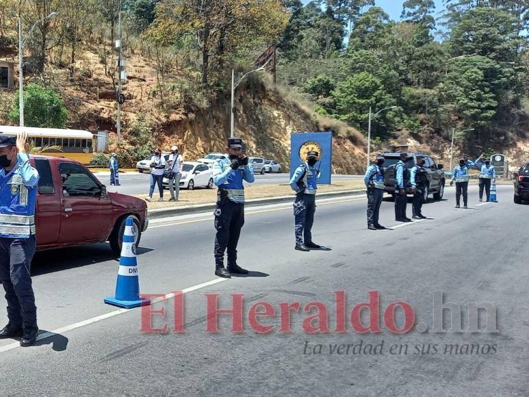 Inicia éxodo de vacacionistas y arrancan operativos en Semana Santa (FOTOS)