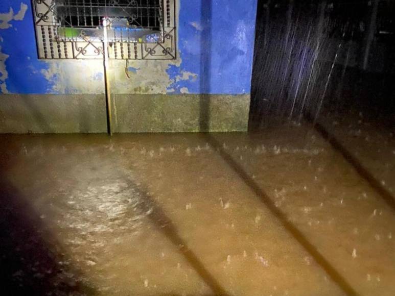 Ríos desbordados, inundaciones y sectores incomunicados por fuertes lluvias en Honduras