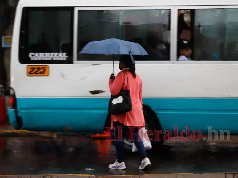 Onda tropical que se desplaza sobre Honduras deja intenso aguacero sobre la capital (Fotos)