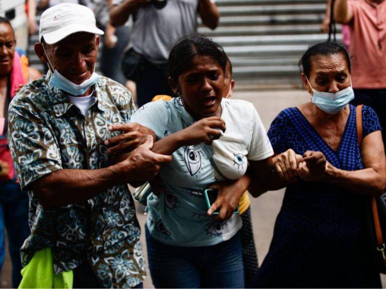 Familiares enfrentan el dolor en las afueras de la morgue tras la matanza en PNFAS