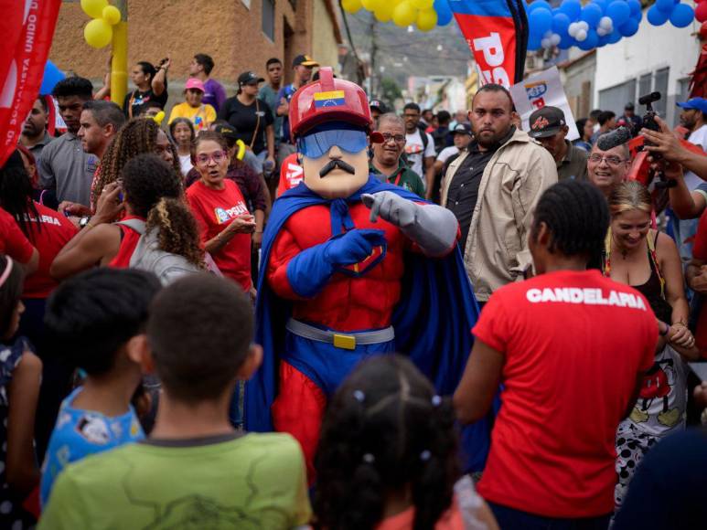 Drones, una película y horas en TV: las estrategias de Maduro para ganar votos