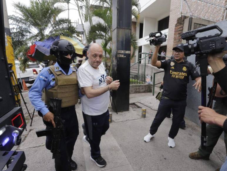 Así fueron trasladados a Juzgados los dos detenidos por caso de camiones de Bomberos