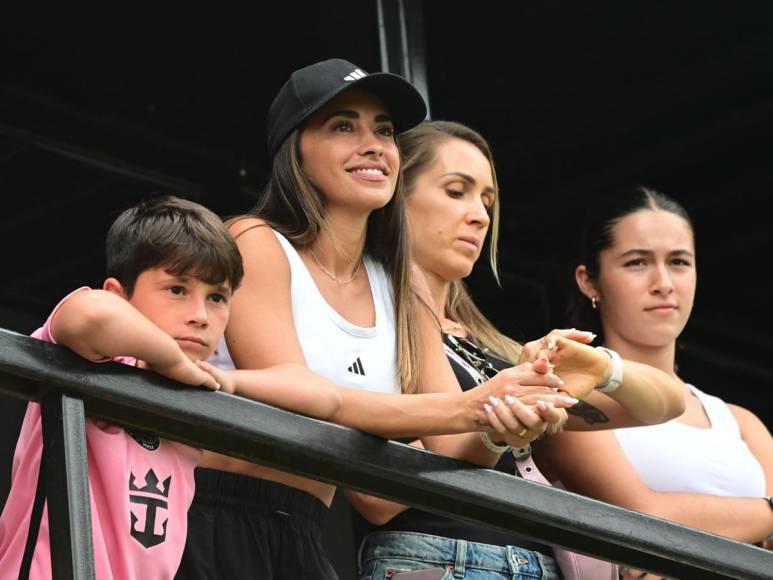 En fotos: Messi y Antonela Roccuzzo causan revuelo en Argentina tras debut de su hijo