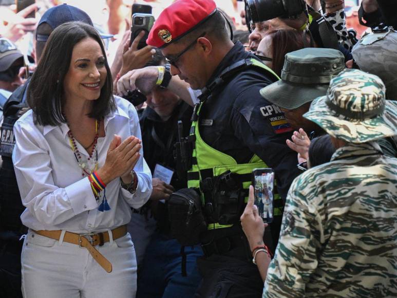 Ovacionada a su entrada y salida: así votó María Corina Machado en Venezuela