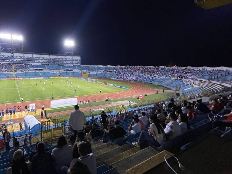 Poca afluencia en el estadio Olímpico dos días después de actos violentos que dejaron una niña muerta