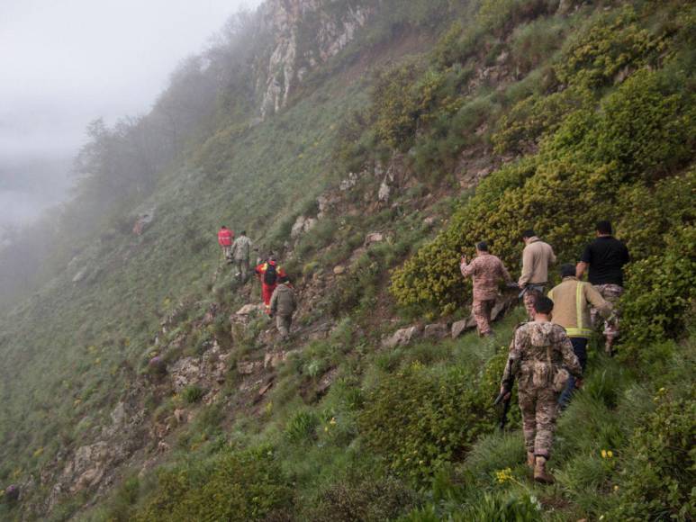 Imágenes del rescate de cuerpos de accidente de helicóptero donde murió presidente iraní