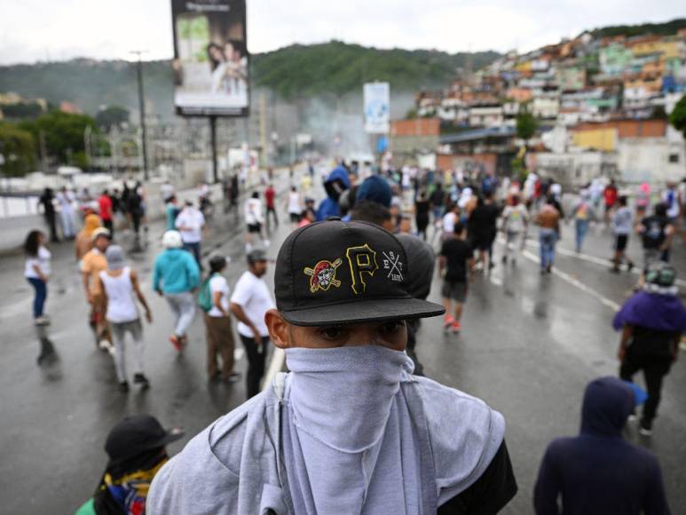 Policía venezolana reprime a manifestantes que protestan por supuesto fraude