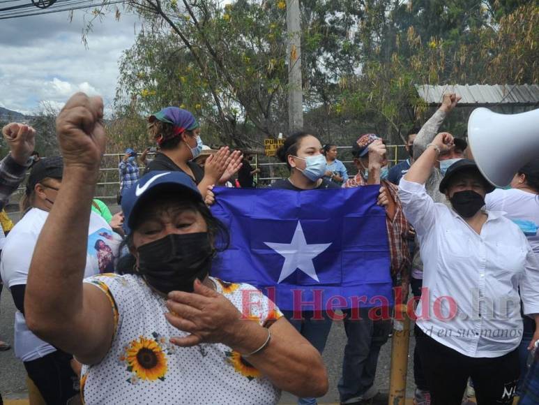 Simpatizantes de JOH protestan frente a la CSJ en apoyo a petición de arresto domiciliario (FOTOS)