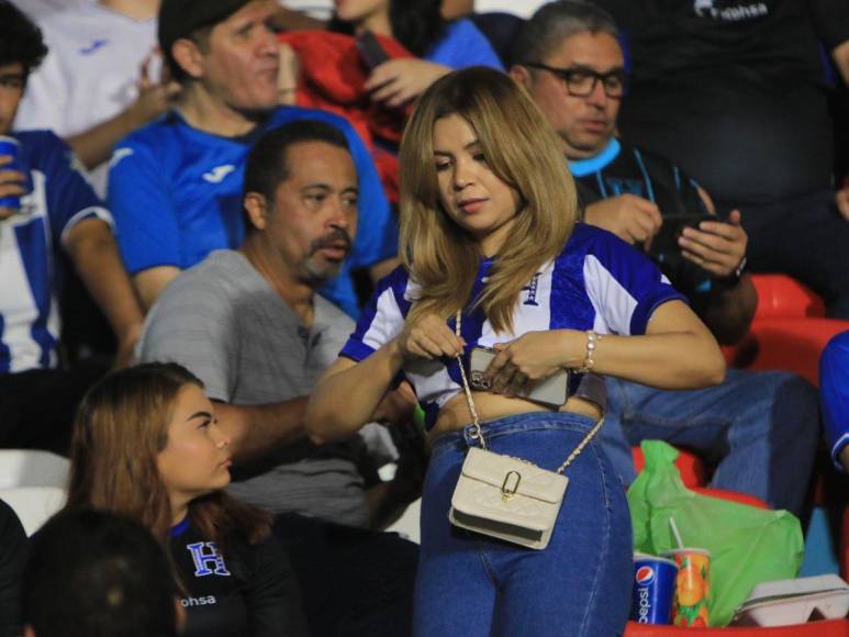 ¡Derroche de bellezas! Las catrachas que engalanan el partido Honduras vs. Granada