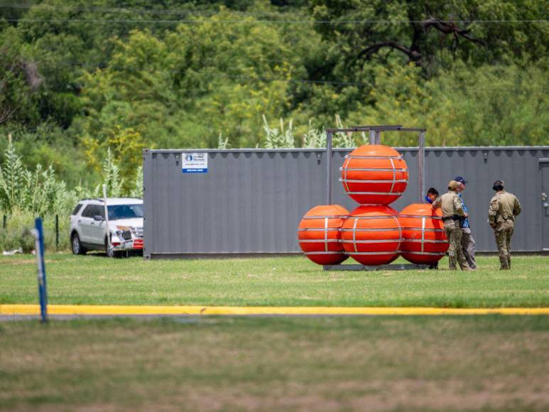 Así es el “muro flotante” hecho de boyas con púas que pretende evitar el paso de migrantes por el Río Bravo