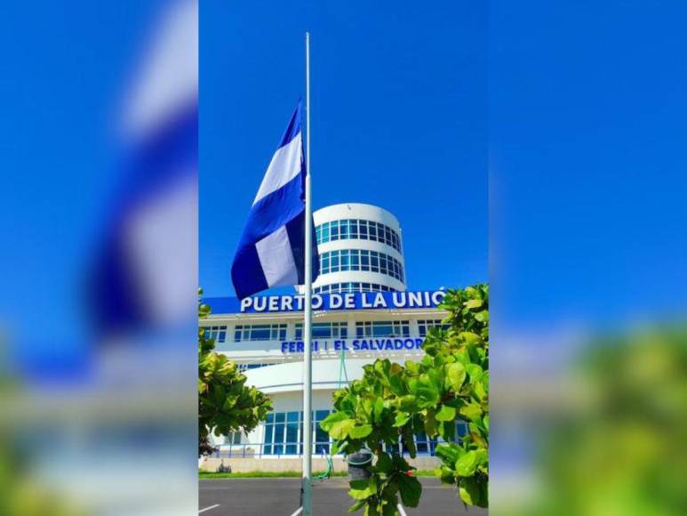 A media asta banderas de El Salvador en honor a víctimas de accidente