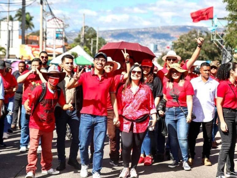 Personajes que acompañaron a Xiomara Castro en movilización por dos años de gobierno