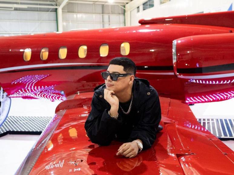 Cantante Eduin Caz presume lujoso avión: “Si ven un puntito rojo en el cielo soy yo”