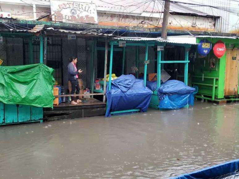 Lluvias por frente frío dejan calles inundadas en el norte de Honduras