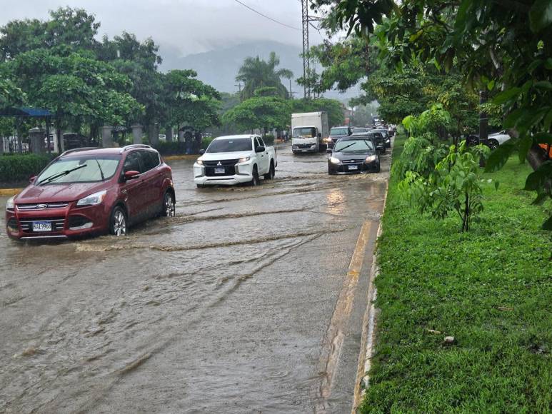 Lluvias por frente frío dejan calles inundadas en el norte de Honduras