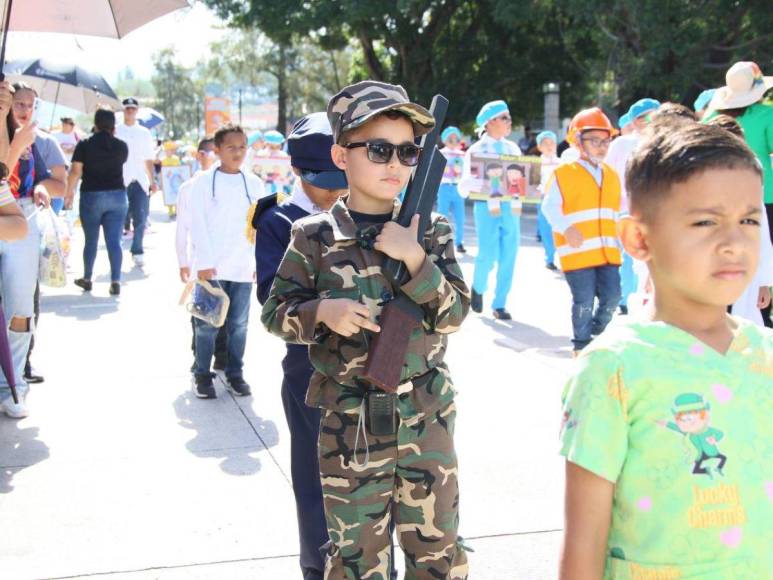 Alumnos de las escuelas muestran su fervor y sus sueños en los 203 aniversario de independencia