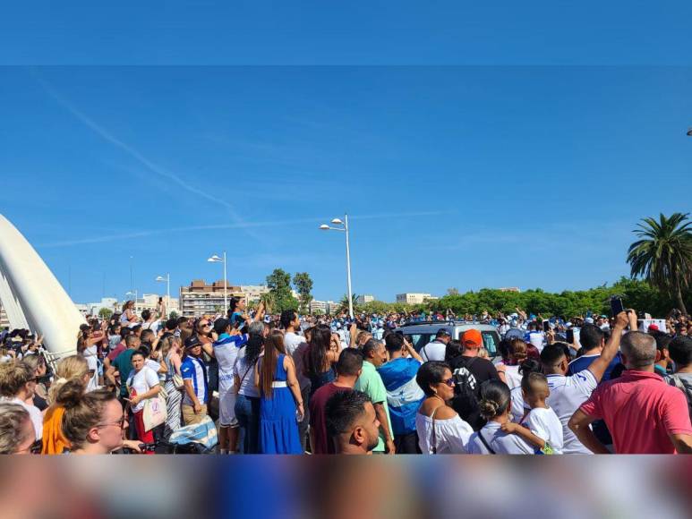 Hondureños conmemoran 202 años de independencia con desfile en Valencia, España