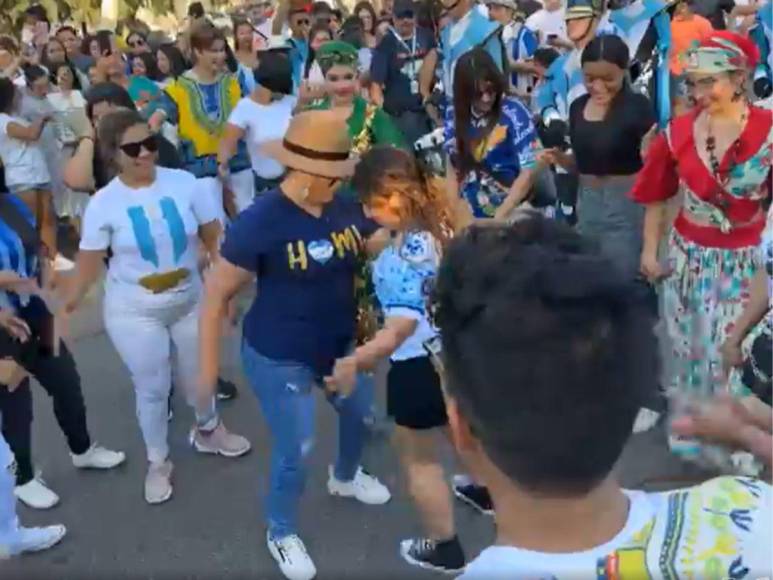 Hondureños conmemoran 202 años de independencia con desfile en Valencia, España