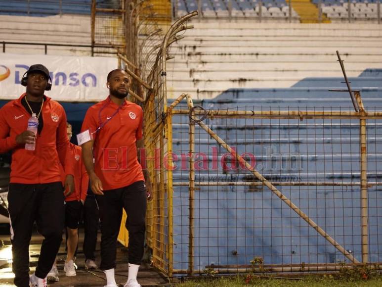 Alphonso Davies y las carnitas asadas enloquecen a la afición: así se vive el Honduras-Canadá