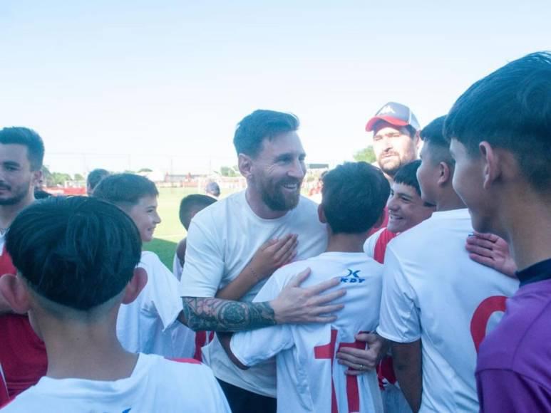 En fotos: Messi y Antonela Roccuzzo causan revuelo en Argentina tras debut de su hijo