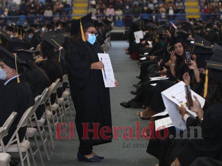 Alegría y conmovedoras dedicatorias durante entrega de títulos a nuevos profesionales en la UNAH