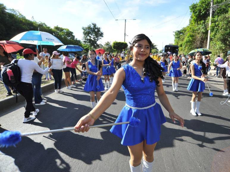 Así resaltaron las palillonas y pomponeras de primaria en las fiestas de independencia 2023