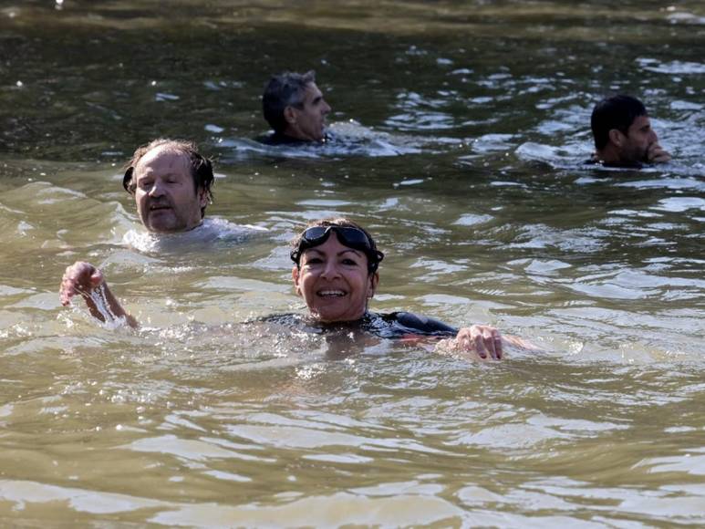 Anne Hidalgo, alcaldesa de París, nada en Río Sena para confirmar descontaminación