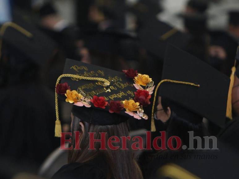 Alegría y conmovedoras dedicatorias durante entrega de títulos a nuevos profesionales en la UNAH