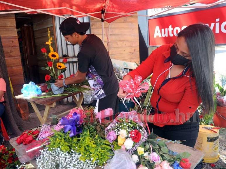 Comercios y calles se llenan de flores y detalles por el Día de San Valentín (Fotos)