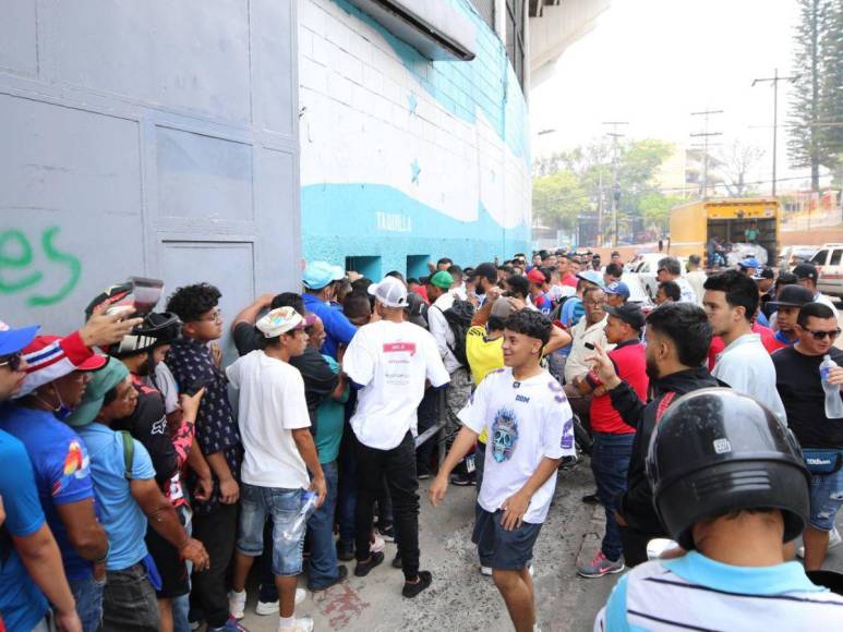 Empujones, gritos y desorden: caos genera compra de boletos para final Olimpia contra Olancho FC en el Estadio Nacional