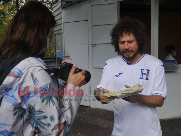 En imágenes: así saborea Luisito Comunica las baleadas en la capital