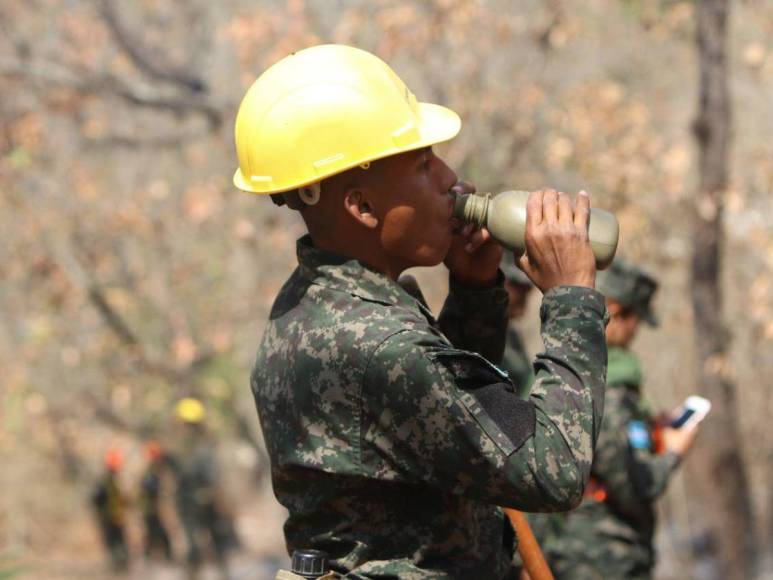 Cansados y sofocados: militares y bomberos trabajan sin cesar para apagar incendio en La Tigra