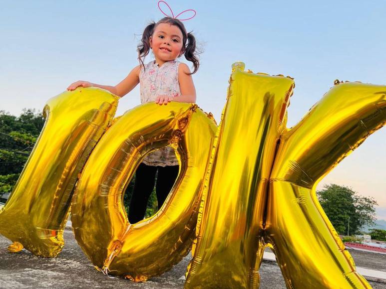 Marie, la hondureña de cuatro años que triunfa en YouTube con más de 100 mil seguidores y una placa de reconocimiento