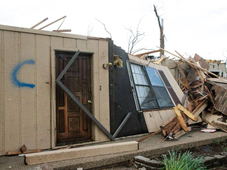 Las devastadoras imágenes del tornado que dejó varios muertos en Estados Unidos