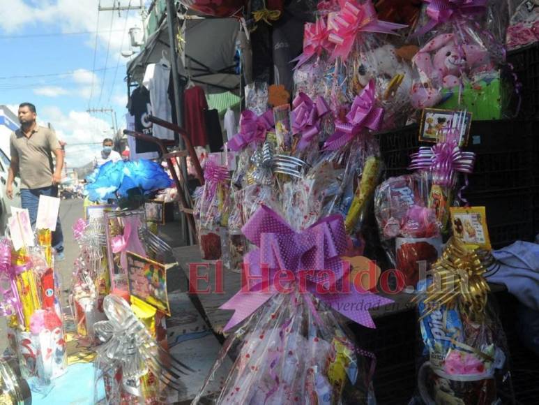 Comercios y calles se llenan de flores y detalles por el Día de San Valentín (Fotos)