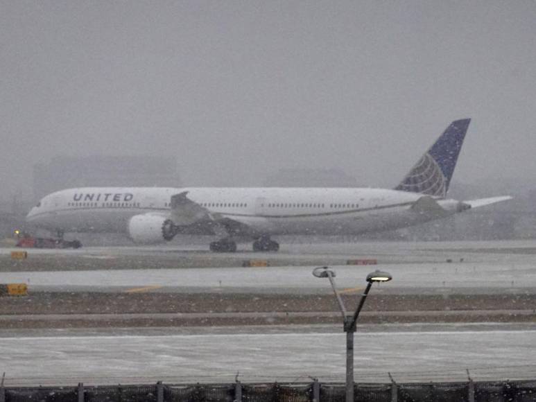 Muertos, apagones y vuelos cancelados: estragos de la tormenta de nieve en EE UU