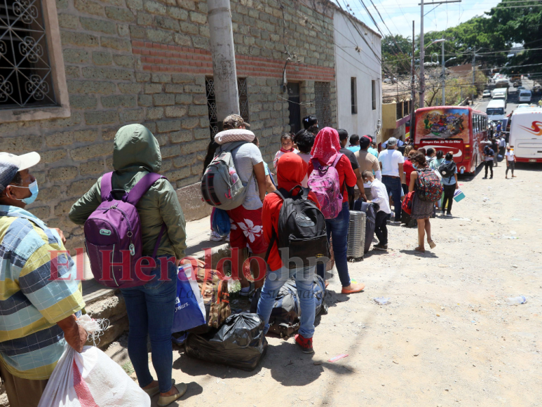 Abarrotadas las terminales de buses en la capital tras asueto por Semana Santa