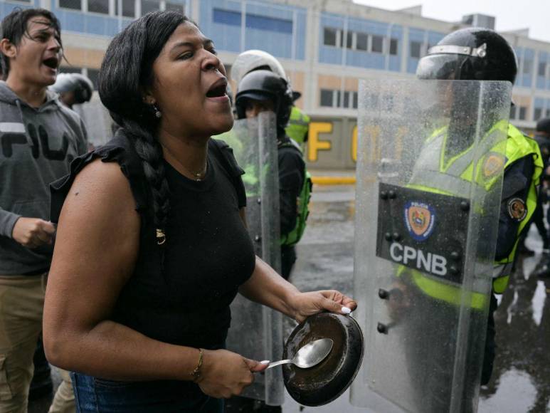 Cacerolazos, gritos y pancartas de fraude: protestas contra triunfo de Maduro en Venezuela