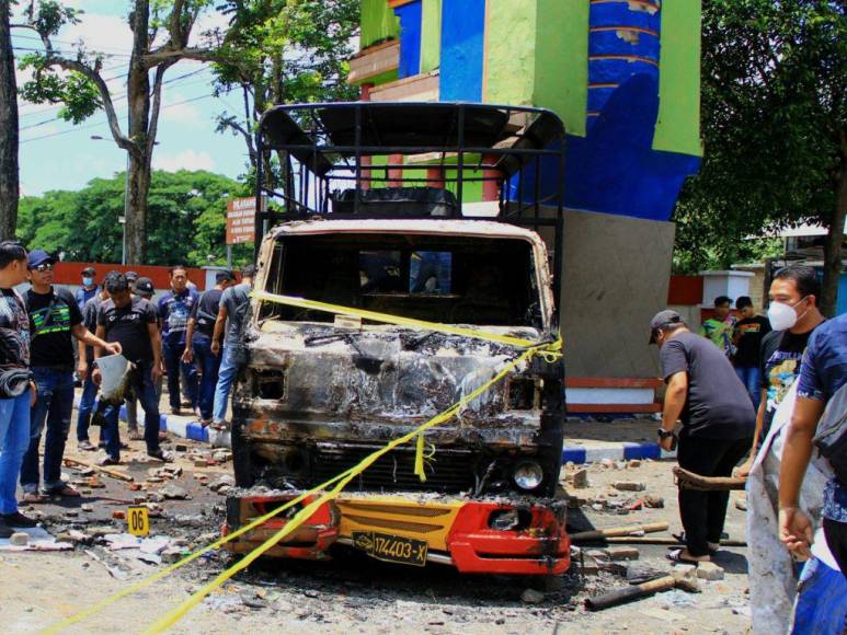 Narran el horror de la estampida que dejó más de 120 muertos en estadio de Indonesia