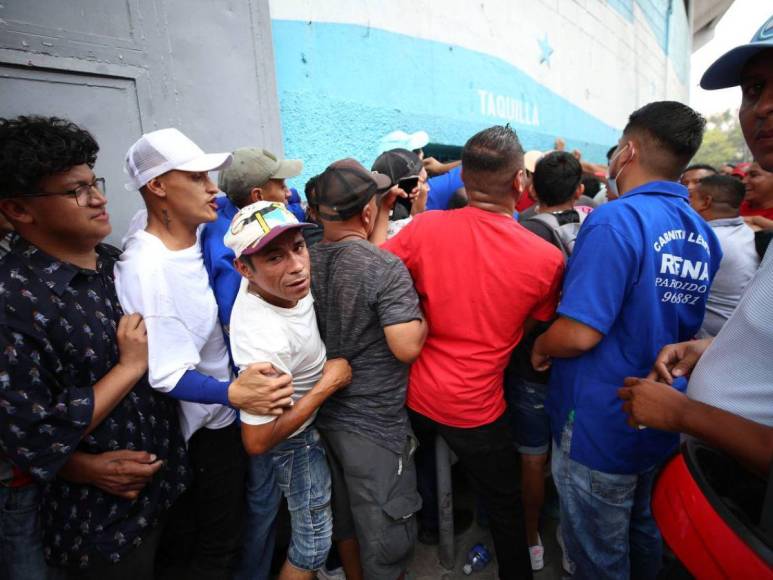 Empujones, gritos y desorden: caos genera compra de boletos para final Olimpia contra Olancho FC en el Estadio Nacional