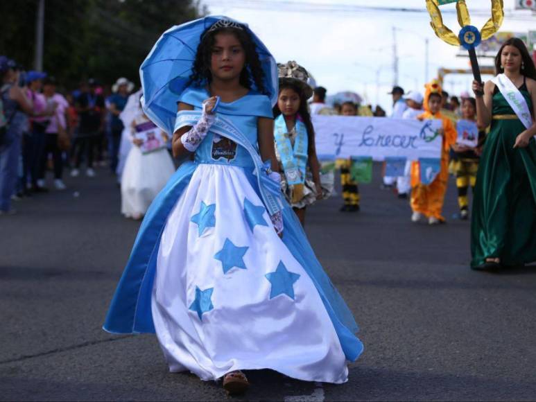 Trajes reciclados, mimos y Barbies: curiosidades que dejaron desfiles patrios de los centros básicos