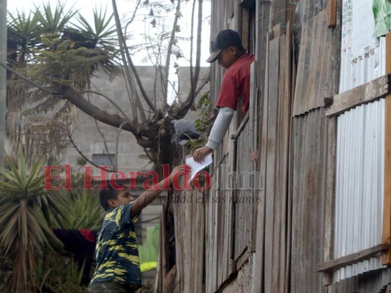 Con una dosis pediátrica contra el covid y tapabocas regresan los niños a las escuelas (Fotos)