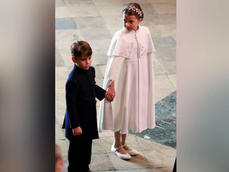 Bordado con hilos de plata y con aritos de la princesa Diana: así lució Kate Middleton en la coronación de Carlos III