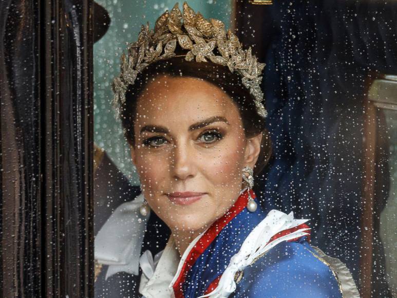 Bordado con hilos de plata y con aritos de la princesa Diana: así lució Kate Middleton en la coronación de Carlos III