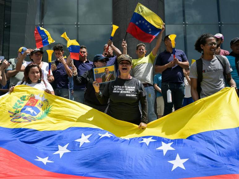 Venezuela se une en masiva protesta contra reelección de Nicolás Maduro