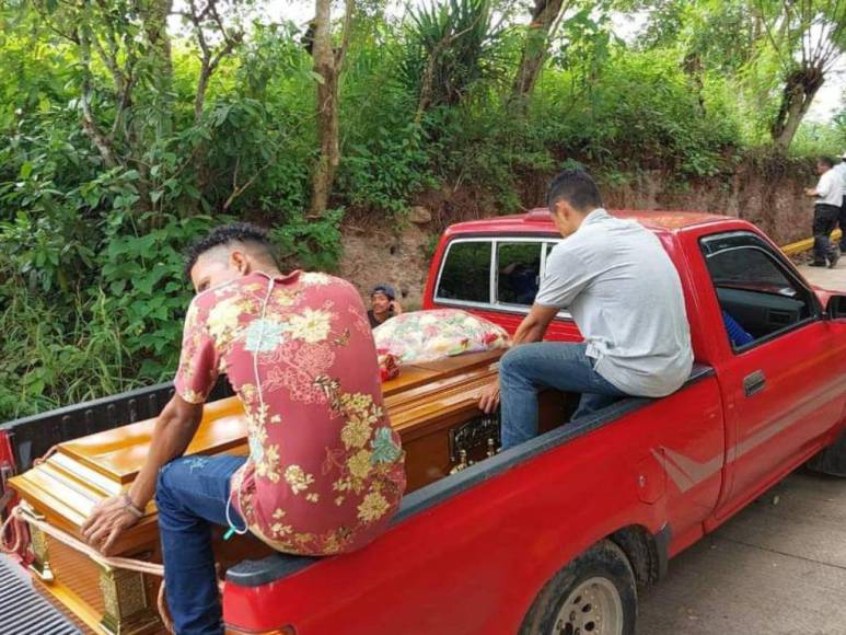 Llanto y consternación en el entierro de tres miembros de una familia asesinados en masacre en Ilama