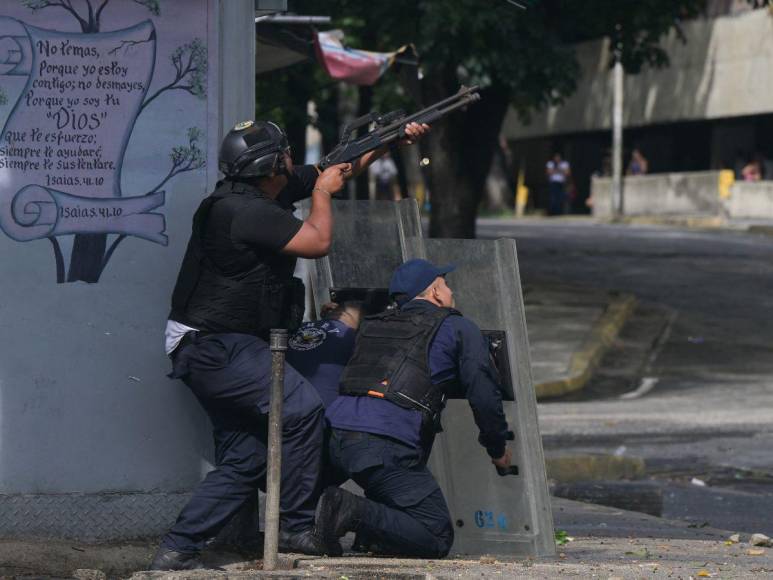 Policía venezolana reprime a manifestantes que protestan por supuesto fraude